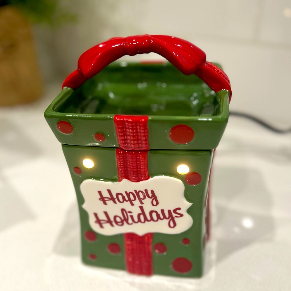 SCENTSY “All Wrapped Up” Full Size Warmer